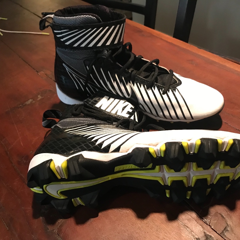 Nike Strike Mens Cleats, Size 10.5